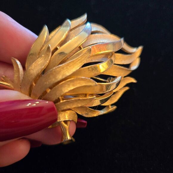 Vintage JJ Gold Tone Brooch Pin - Picture 5 of 6